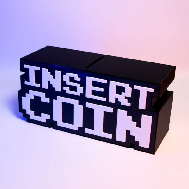 Advanc3D "Insert Coin" -kolikkolaatikko: retro 8-bittinen muotoilu pelien harrastajille.