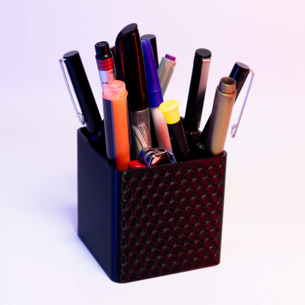 Advanc3D pen holder with hexagon pattern: Stylish organization